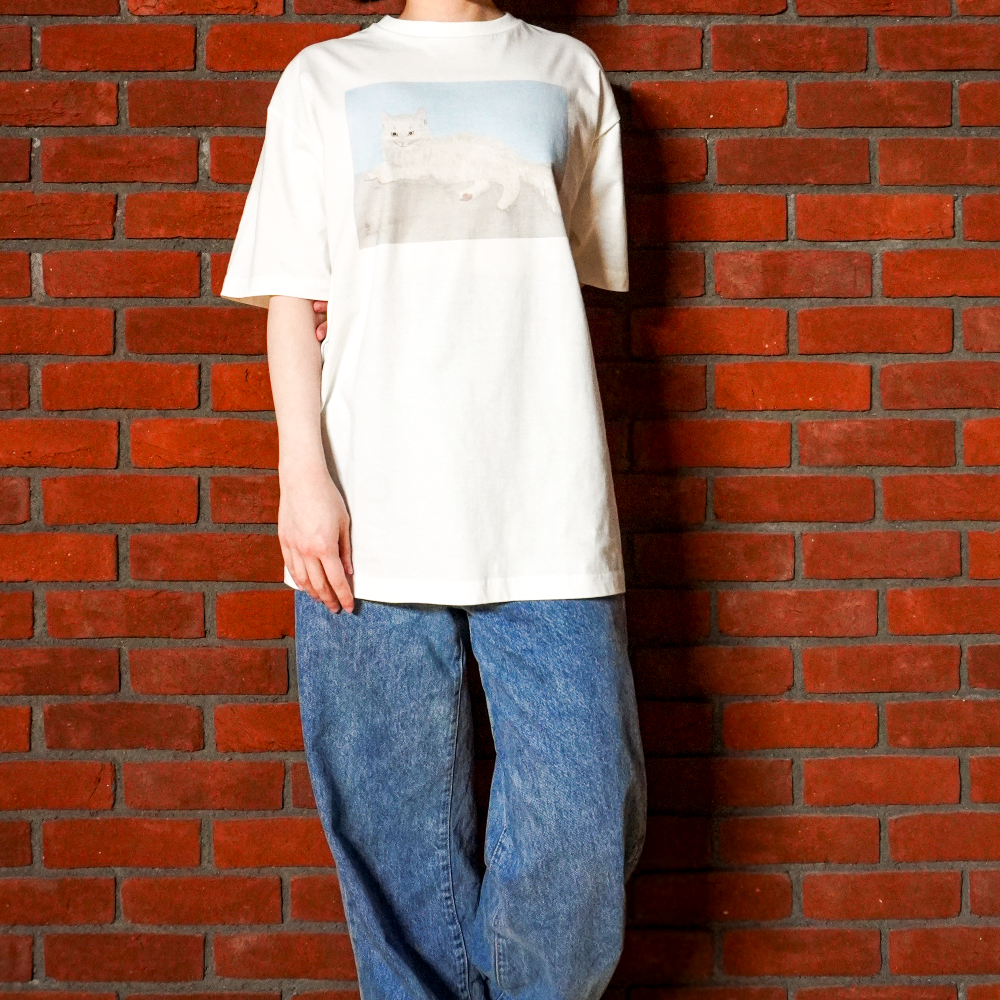 Tシャツ 横たわる猫 (L)