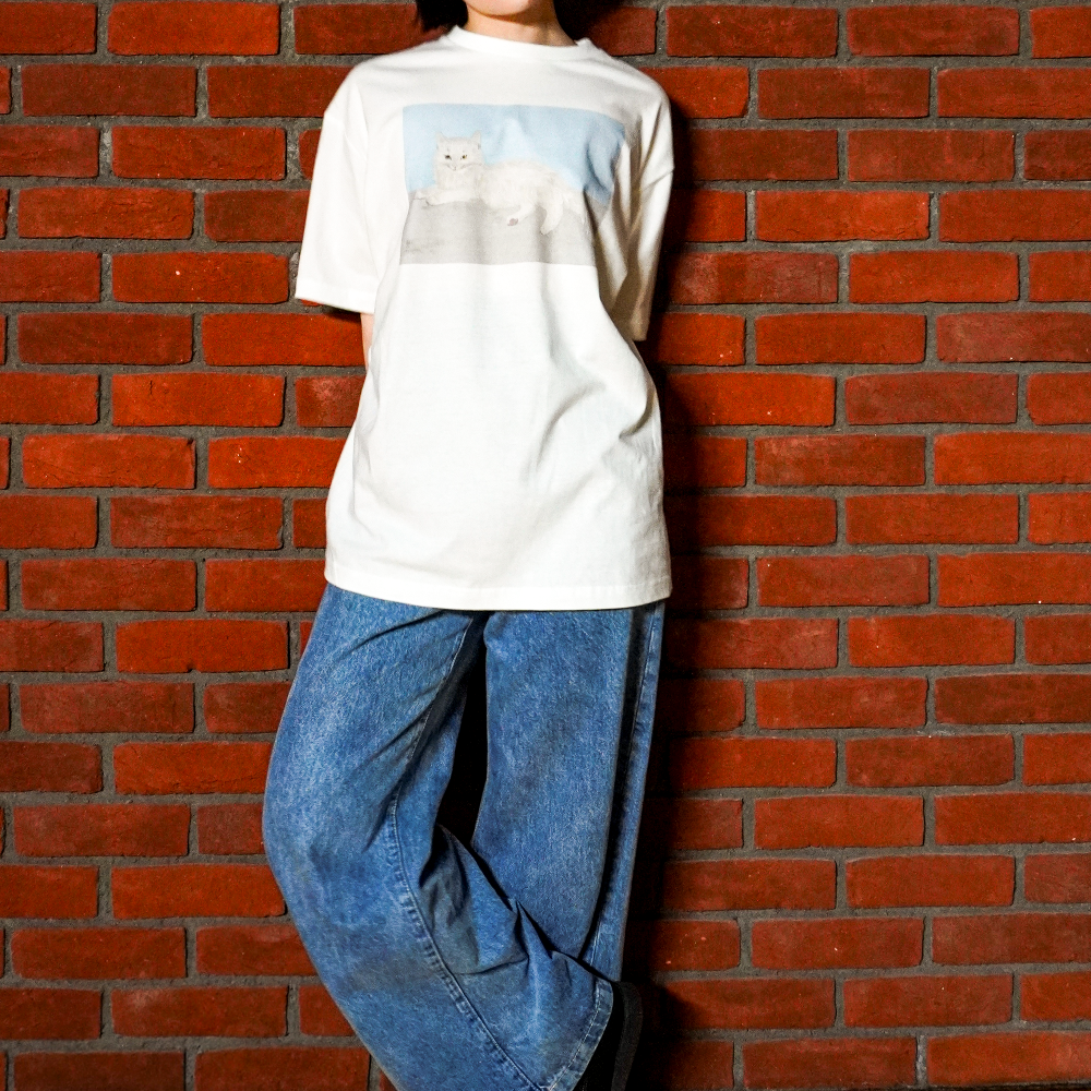 Tシャツ 横たわる猫 (L)
