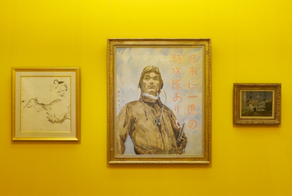 軽井沢安東美術館　展示室 （中央）《勇敢なる神風特攻隊》1944頃、油彩・キャンバス（左）《群犬》1936頃、水彩、墨・紙（右）《佛印・河内、安南人町》1943、油彩・キャンバス