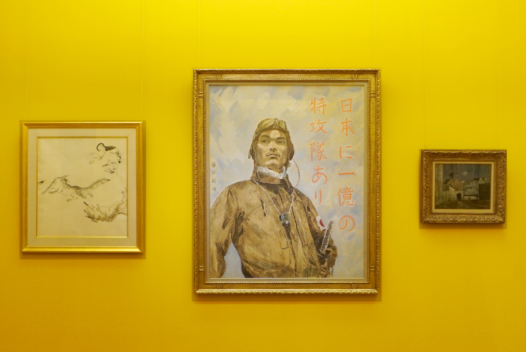軽井沢安東美術館　展示室／（中央）《勇敢なる神風特攻隊》1944頃、油彩・キャンバス（左）《群犬》1936頃、水彩、墨・紙／（右）《佛印・河内、安南人町》1943、油彩・キャンバス