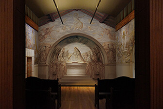 展示室4　壁に《聖母子》が描かれた礼拝堂御内部の祭壇 （1966年 © Ville de Reims / Photo : © Christian Devleeschauwer）の再現イメージ